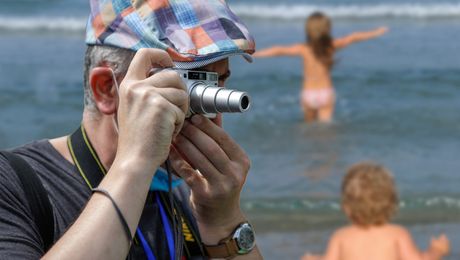 pedofil plaza muškarac stariji deda skila fotografiše snima turista turistički aparat krišom