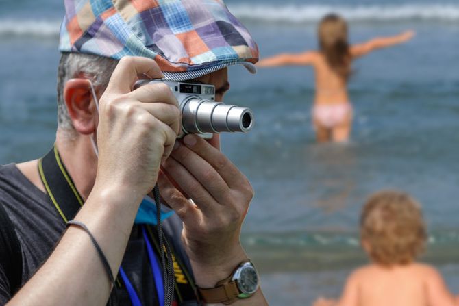 pedofil plaza muškarac stariji deda skila fotografiše snima turista turistički aparat krišom