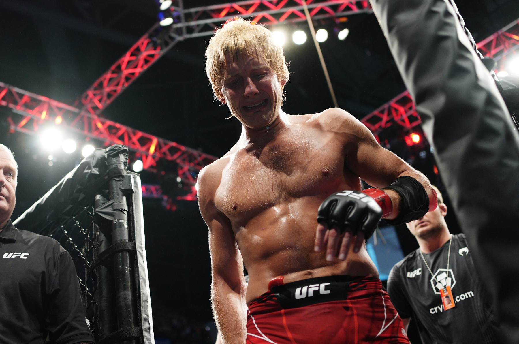 Da li je ovo jedna od najgenijalnijih provokacija ikad? UFC zvezda kupila Topurijinu stolicu iz Bele kuće
