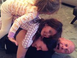 Brus Vilis sa porodicom