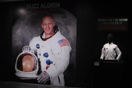 Buzz Aldrin  Baz Oldrin  jakna