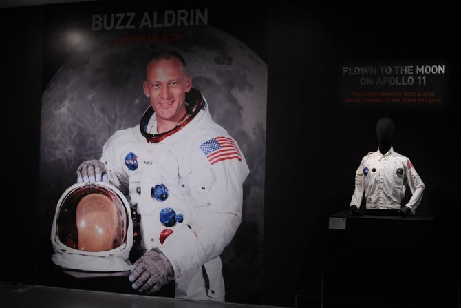 Buzz Aldrin  Baz Oldrin  jakna