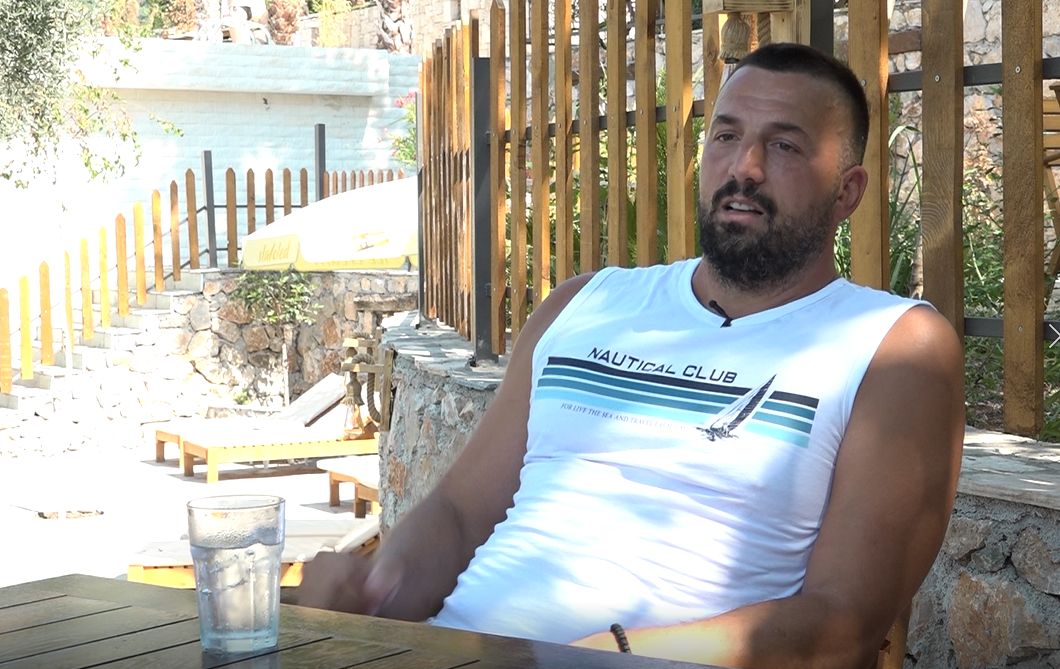 "Treba da ide u ludnicu, pa direktno u zatvor!" Tomović žestoko opleo po Osmakčiću: "On je potencijalni ubica"