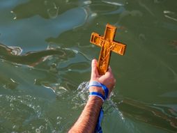 More, krst, sveštenik