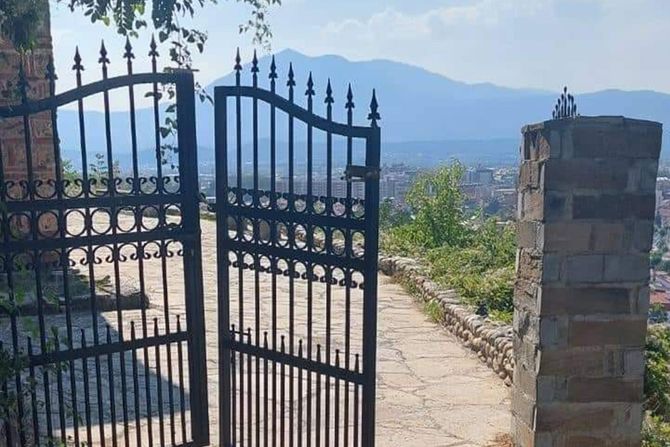 Razvaljena gvozdena kapija Crkva Svetog Spasa Prizren