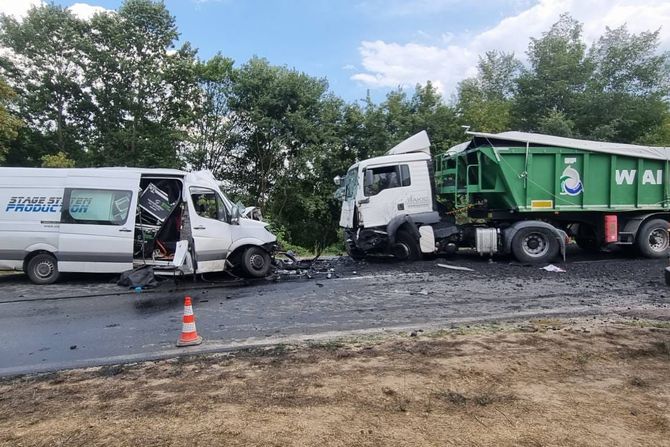 Požega saobraćajna nesreća sudar kamion, kombi