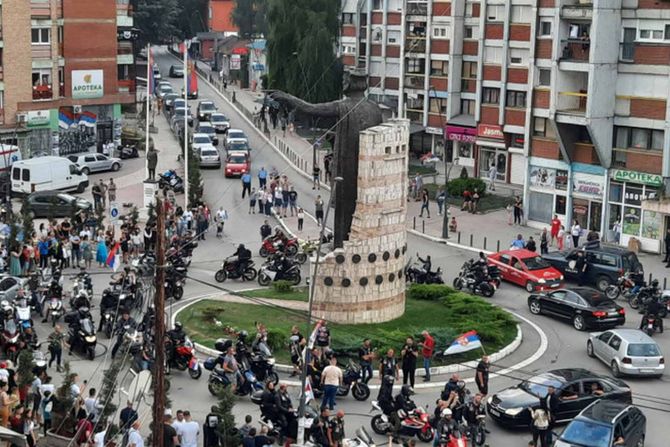 Okupljanje građana Kosovska Mitrovica sirene