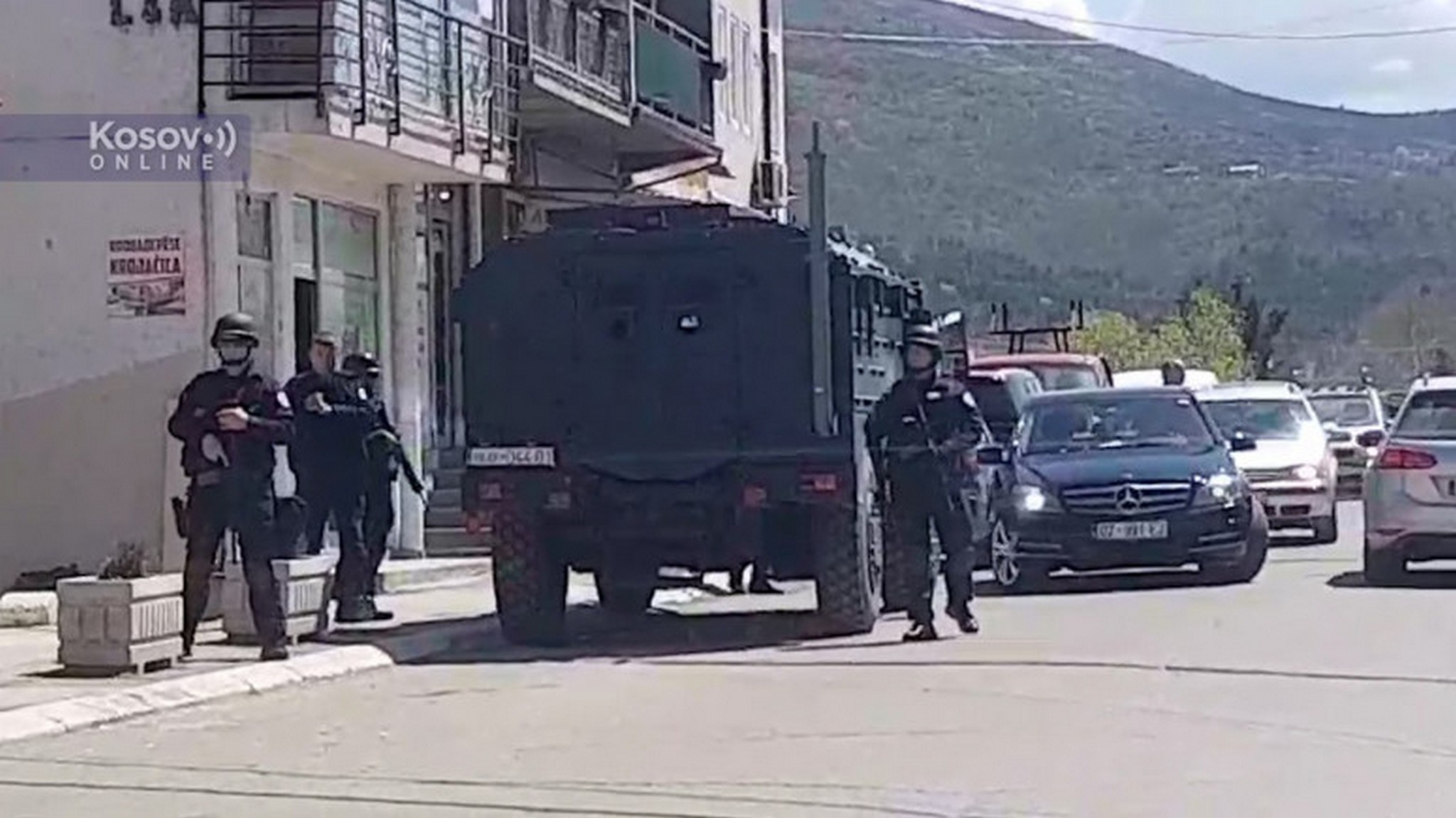Sestra brata brani od policije na Gazimestanu: "Šta hoćete od njega?" Potresan snimak hapšenja Srba