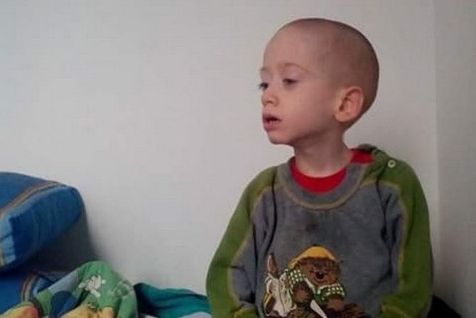 Petnaestogodišnji bolesni Slaviša majka Svetlana Jeković Petnaestogodišnji bolesni Slaviša majka Svetlana Jeković