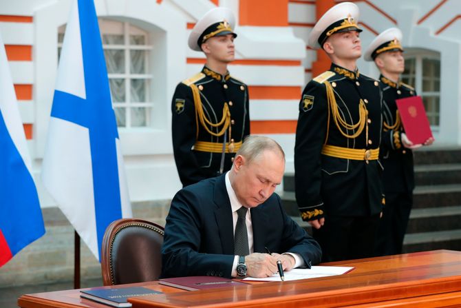 Vladimir Putin Dan mornarice parada Sank Peterburg