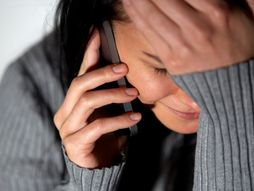 Nesrećna tužna žena, mobilni telefon