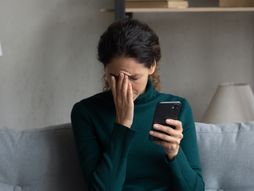 Nesrećna tužna žena, mobilni telefon