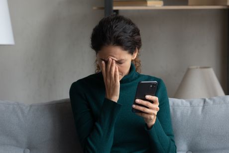 Nesrećna tužna žena, mobilni telefon Nesrećna tužna žena, mobilni telefon