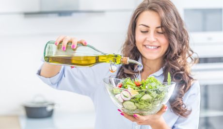 Zdrava hrana, zdrava ishrana, dijeta, salata, devojka, maslinovo ulje Zdrava hrana, zdrava ishrana, dijeta, salata, devojka, maslinovo ulje