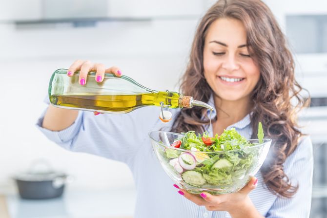 Zdrava hrana, zdrava ishrana, dijeta, salata, devojka, maslinovo ulje Zdrava hrana, zdrava ishrana, dijeta, salata, devojka, maslinovo ulje