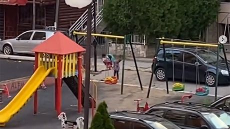 Kosovska Mitrovica, devojčice se ljujaju