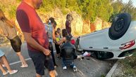 Majka se sa dvoje dece prevrnula na krov automobila kod manastira Ostrog: Niko nije povređen