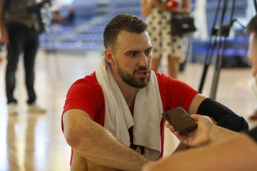 Marko Gudurić prekinuo razgovor s novinarkom, navijač mu vikao da ga voli,  košarkaš uzvratio (video) - Sportal