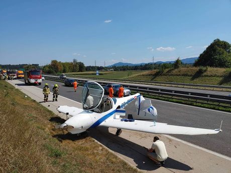 Manji avion prinudno sleteo Slovenija na auto put u Sloveniji