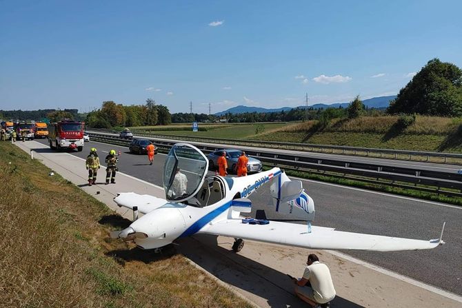 Manji avion prinudno sleteo Slovenija na auto put u Sloveniji