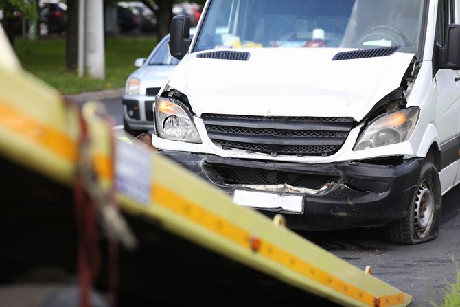 Saobraćajna nesreća kombi auto