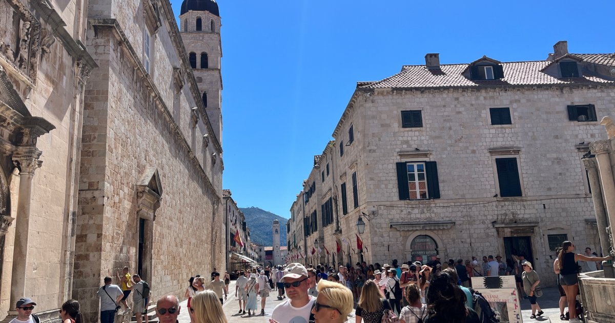 Haos u Hrvatskoj: Urušio se deo tribina na stadionu usred meča, ima povređenih