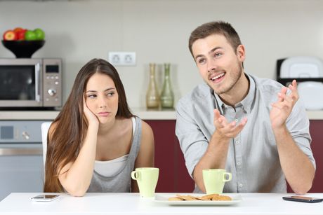 Dosada, nezainteresovanost, ljubavni par, dečko i devojka Dosada, nezainteresovanost, ljubavni par, dečko i devojka