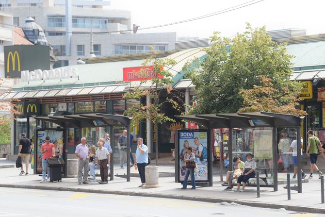 BEOGRAD LETO SAOBRACAJ autobusi autobusko stajalište, okretnica autobusa Zeleni venac