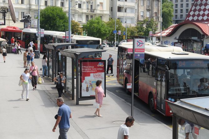 BEOGRAD LETO SAOBRACAJ autobusi autobusko stajalište, okretnica autobusa Zeleni venac