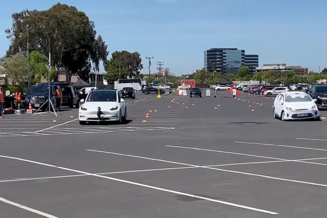 Tesla auto pilot testiranje