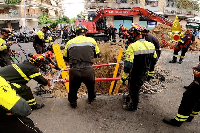 Vatrogasci sašavaju čoveka iz tunela u Rimu