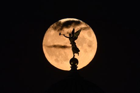 Supermesec pun mesec