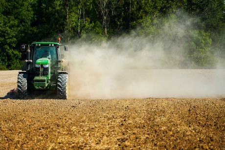 Evropa suša žetva traktor