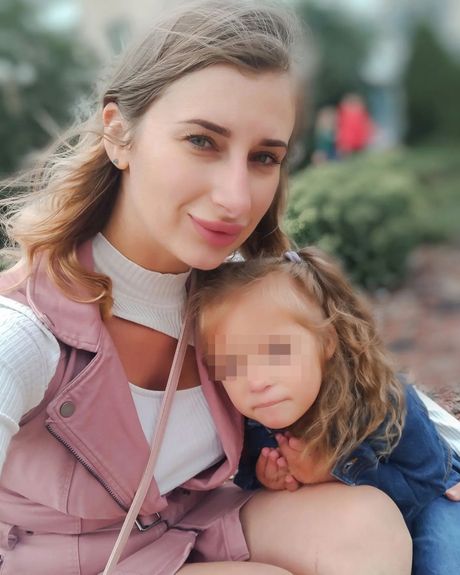 Ukrajinka okačila fotografije svoje ćerkice koju su ubili Rusi