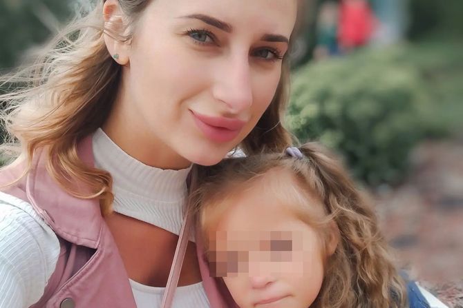 Ukrajinka okačila fotografije svoje ćerkice koju su ubili Rusi Ukrajinka okačila fotografije svoje ćerkice koju su ubili Rusi