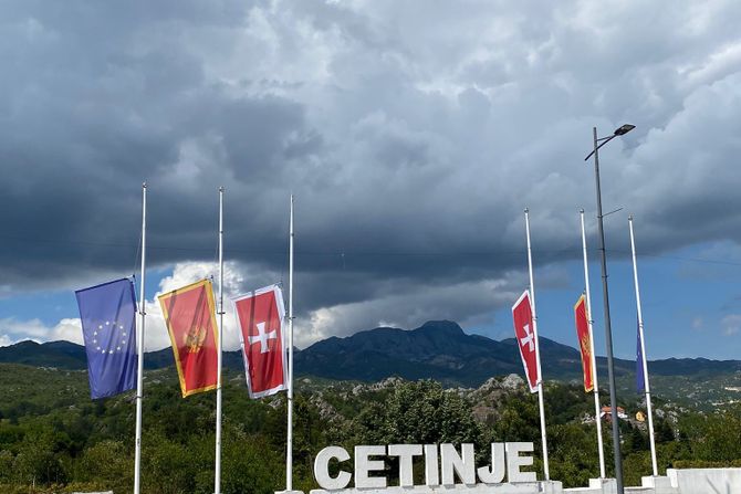 Cetinje ubistvo, spuštene zastave na pola koplja