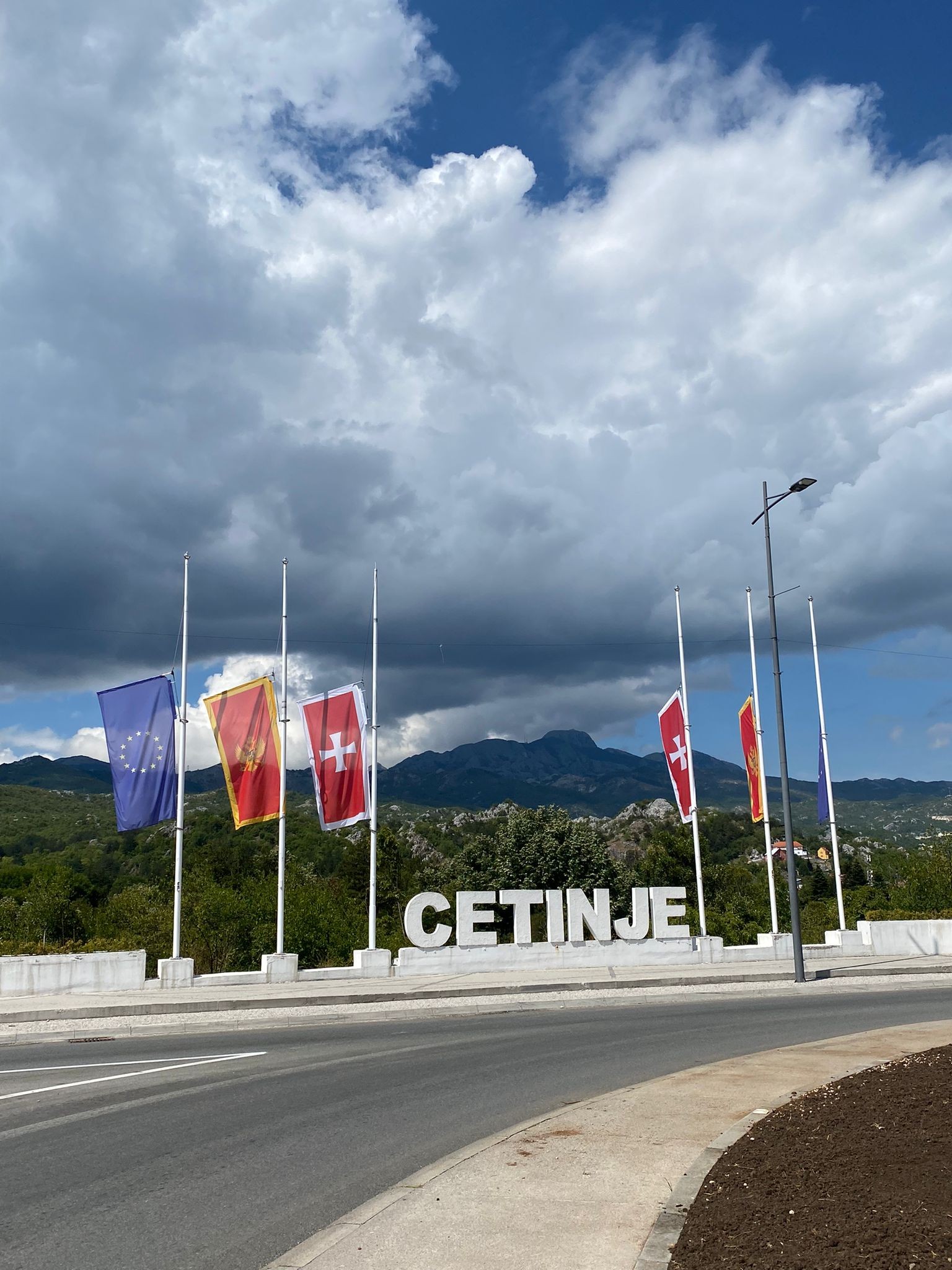 Četvrta godišnjica najvećeg masovnog ubistva u Crnoj Gori: Zastave na Cetinju na pola koplja