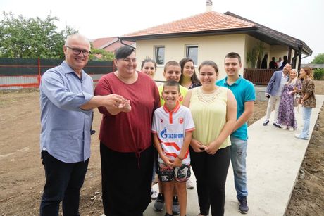 Goran Vesić pomaže samohranoj majci devetoro dece