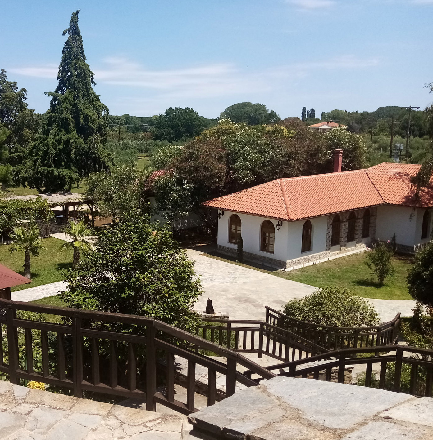 Tu se mogu videti i freske srpskih svetitelja u Grčkoj: Manastir blizu Bogorodičinog vrta u koji smeju i žene