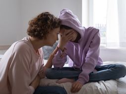 Majka i ćerka, tinejdžer, devojka plače, tuga