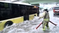 Dramatični snimci nevremena u Istanbulu, pojavila se i klizišta: Voda ušla u gradski prevoz, ljudi prestrašeni