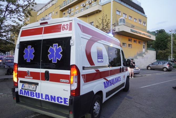 Sanitet, hitna pomoć, ambulantna kola Tiršova