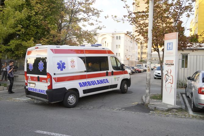 Sanitet, hitna pomoć, ambulantna kola Tiršova