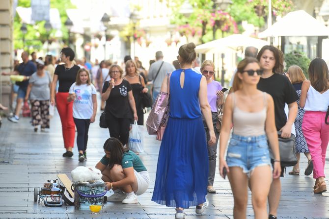 Toplo suncano vreme setaci, ulica vremenska prognoza