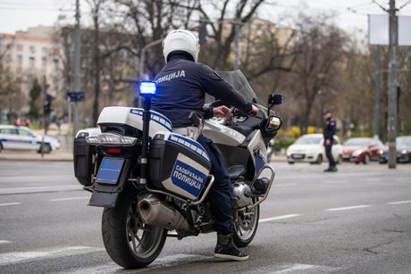 Policajac na motoru, saobraćajna policija