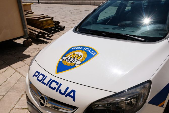 Hrvatska policija kola automobil