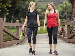 Šetnja, žene, devojke, drugarice, prijatejice, vežvanje, fitnes