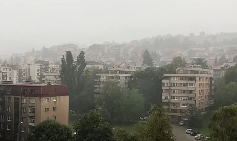 NEVREME U SARAJEVU Vetar rušio stabila, jedno palo na taksi: "Moglo je da me ubije..."