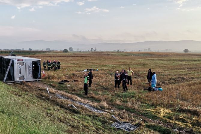 saobraćajna nezgoda, prevrnut autobus, leskovac, Pečenjevci