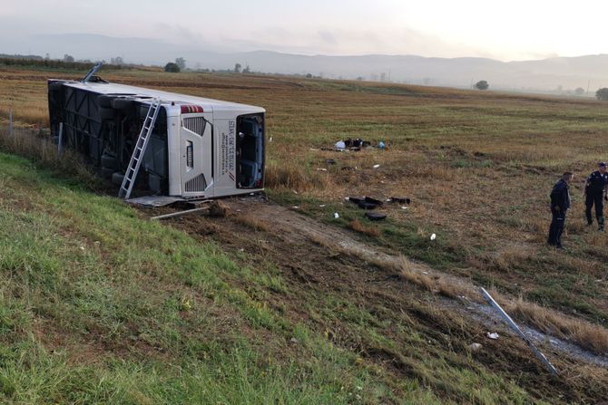 saobraćajna nezgoda, prevrnut autobus, leskovac